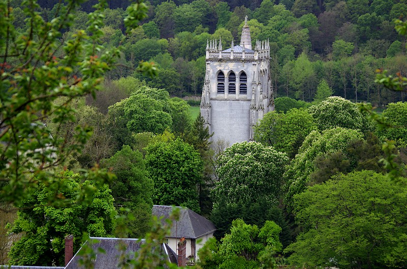 Le clocher-tour à l'architecture unique de l'Abbaye du Bec-Hellouin
